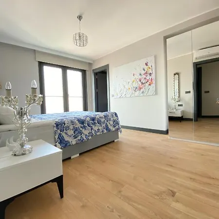 Luxury Duplex With Terrace By Siena Apartman